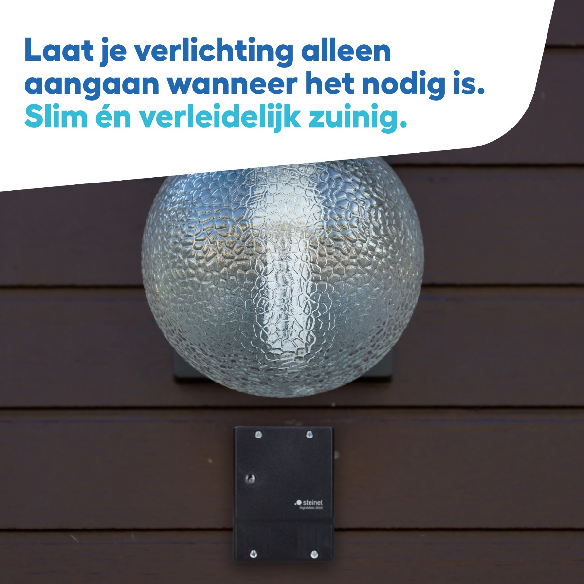 Sfeervolle weergave van de zwarte STEINEL NightMatic 2000 