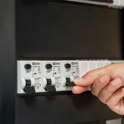 Hoe moet je een aardlekschakelaar aansluiten?