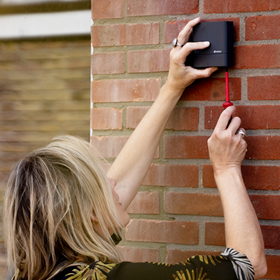 Hoe sluit ik een bewegingsmelder aan?