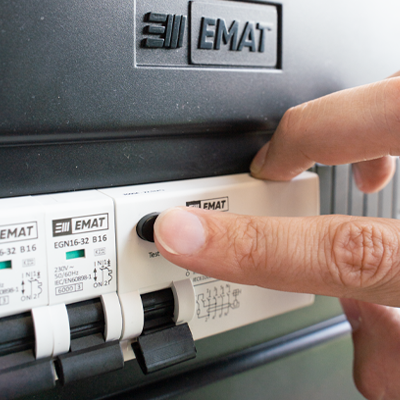 Hoe moet je een aardlekschakelaar testen?