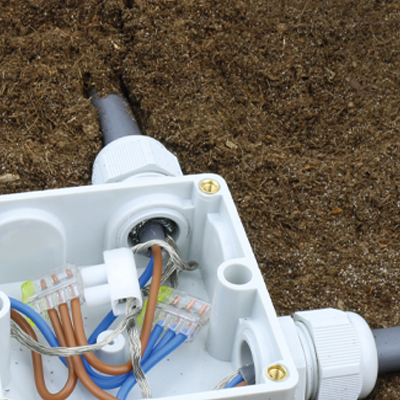 Hoe sluit ik een grondkabel aan?