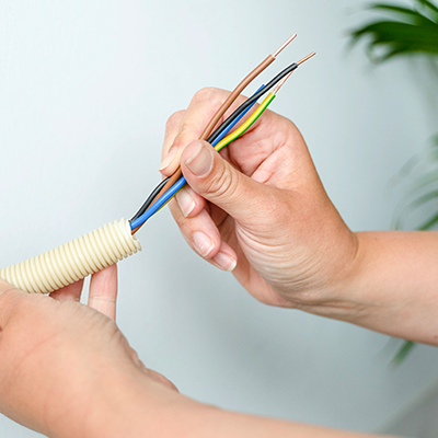 Hoeveel draden mogen gebruikt worden per installatiebuis?