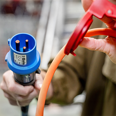 Hoe kan ik een krachtstroom stekker aansluiten?