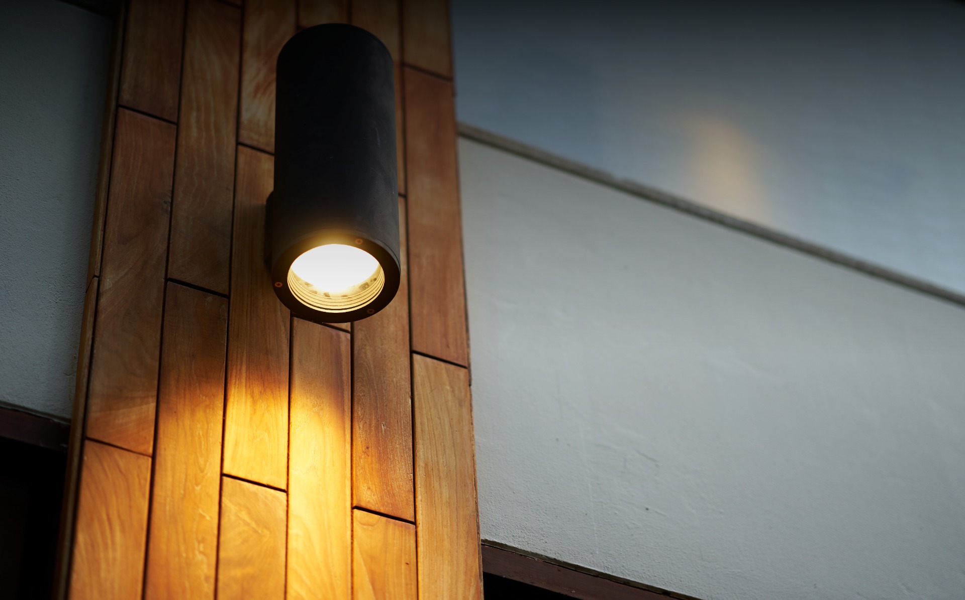 Hoe kan ik een buitenlamp aansluiten?